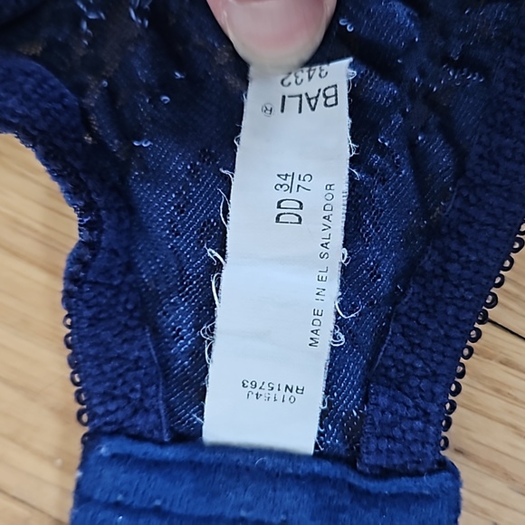 Pair of two Bali 34DD Lace 'N Smooth Underwire Bras - Picture 10 of 11